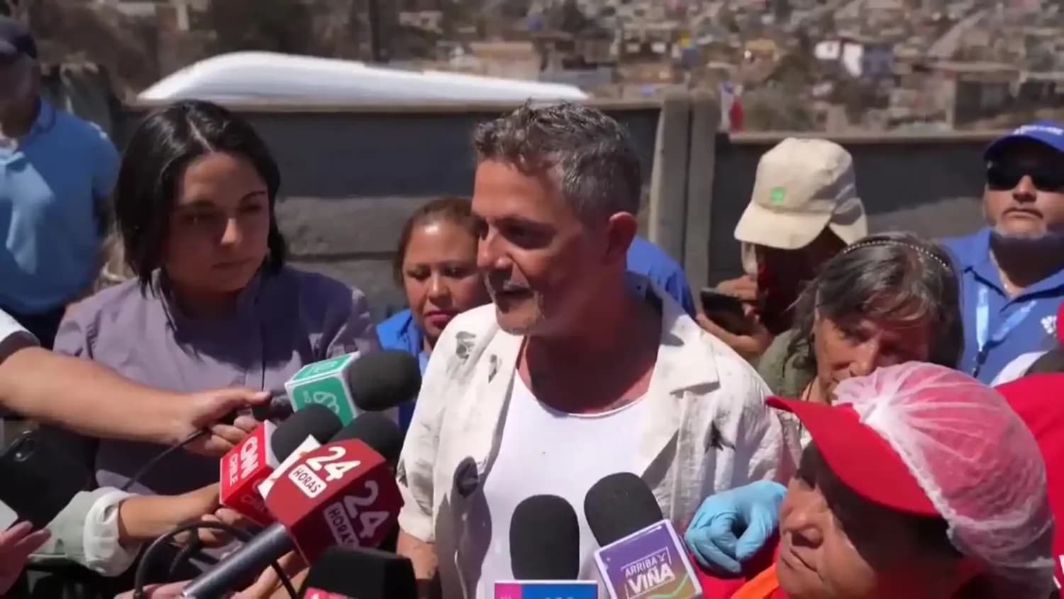«No se olviden de la gente»: Alejandro Sanz visita Villa Independencia