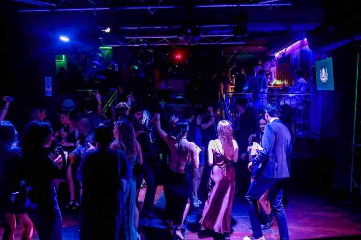 La importancia de ir a los sociales en el baile