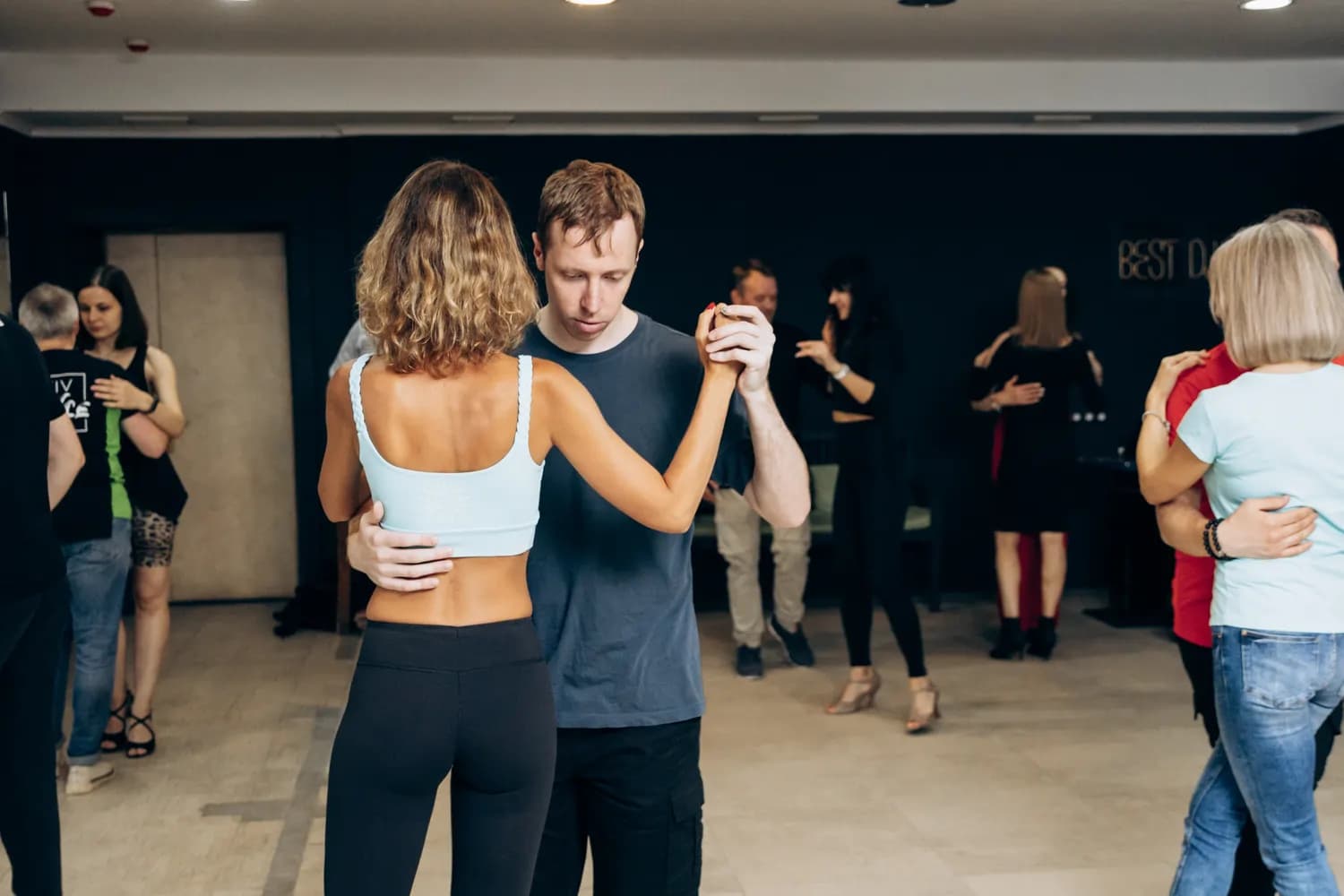 Beneficios y Desafíos al Cambiar de Pareja en el Baile